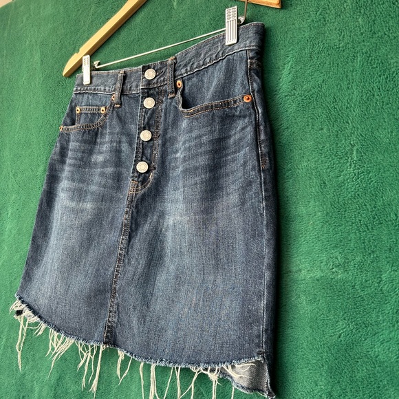 GAP Denim Jean Button Distressed Mini Skirt Dark/Medium Wash  Sz 28 - Picture 3 of 4